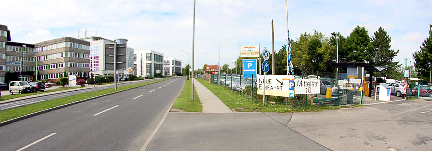 Foto Einfahrt zum Parkplatz Mittelstraße in Schönefeld.